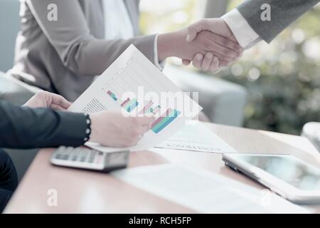 Bis zu schließen. Geschäftsmann vertritt die finanziellen Gewinn aus dem New Deal Stockfoto