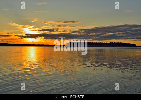 Sonnenuntergang Himmel über den Mackenzie River, Fort Providence, Northwest Territories, Kanada Stockfoto