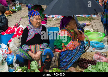 Gemüsemarkt in bunten Bac Ha Markt am Sonntag in der Flower Hmong Minderheit Dorf im Norden von Vietnam Stockfoto