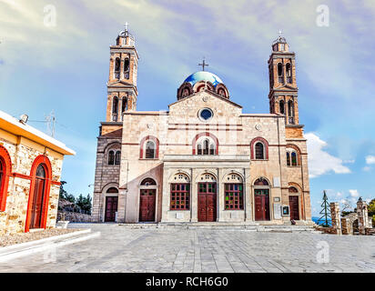 Ano Syros: Januar 1.: Kirche der Auferstehung Christi, der Griechisch-orthodoxen Kirche in Ano Syros. Männer außerhalb der Kirche arbeiten. Januar 1st, 2019, Griechenland. Stockfoto