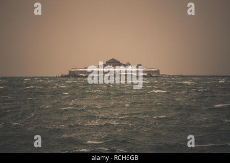 Blick auf die Insel Munkholmen mit alten Kloster, später Festung. Winter Blizzard, Hagel, Sturm, stürmische See Gewässer auf Trondheimsfjorden. Stockfoto