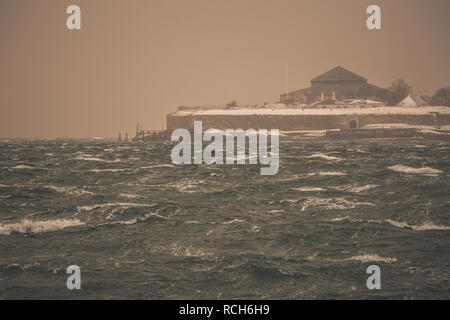 Blick auf die Insel Munkholmen mit alten Kloster, später Festung. Winter Blizzard, Hagel, Sturm, stürmische See Gewässer auf Trondheimsfjorden. Stockfoto