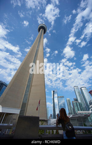 Low Angle Shot der erstaunlichen CN Tower in der Innenstadt von Toronto, Kanada, ein Wahrzeichen der Stadt Stockfoto