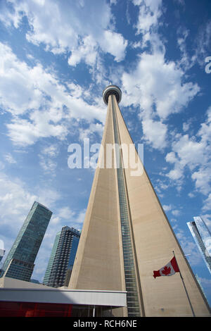 Low Angle Shot der erstaunlichen CN Tower in der Innenstadt von Toronto, Kanada, ein Wahrzeichen der Stadt Stockfoto