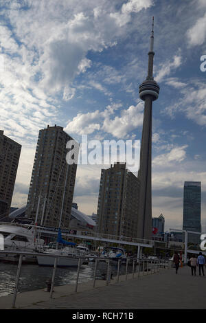 Low Angle Shot der erstaunlichen CN Tower in der Innenstadt von Toronto, Kanada, ein Wahrzeichen der Stadt Stockfoto