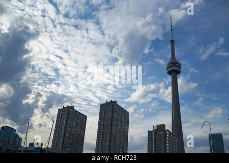 Low Angle Shot der erstaunlichen CN Tower in der Innenstadt von Toronto, Kanada, ein Wahrzeichen der Stadt Stockfoto