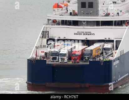 Lastkraftwagen auf der DFDS Seaways Fähre Dover im Hafen von Dover, Kent als MPs bereiten, ob Ministerpräsident Theresa's kann sich für das Verlassen der Europäischen Union zurück zu stimmen. Stockfoto