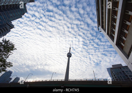 Low Angle Shot der erstaunlichen CN Tower in der Innenstadt von Toronto, Kanada, ein Wahrzeichen der Stadt Stockfoto