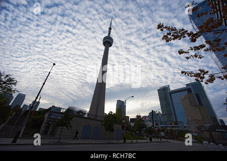 Low Angle Shot der erstaunlichen CN Tower in der Innenstadt von Toronto, Kanada, ein Wahrzeichen der Stadt Stockfoto