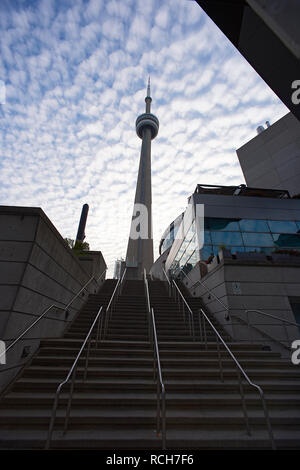 Low Angle Shot der erstaunlichen CN Tower in der Innenstadt von Toronto, Kanada, ein Wahrzeichen der Stadt Stockfoto