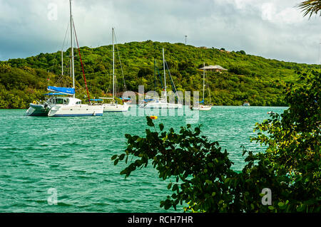 Das alte Fort und die Suche von Shirley Heights steht auf dem Gipfel eines Baumes bedeckten Hügel der Schutz der Yachten im blauen Meer von Marina günstig Stockfoto