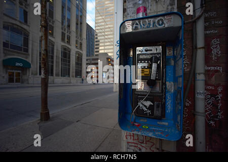 Phonebox an der Wand die Straßen von Toronto im Sommer Sonnenschein Stockfoto