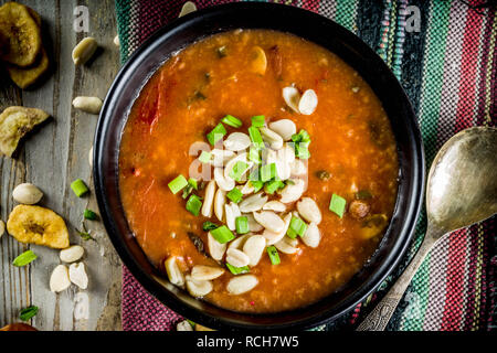 Afrikanische Erdnuss creme Suppe mit viel Grün und Erdnuss, Holz- Hintergrund der Ansicht von oben kopieren Raum Stockfoto