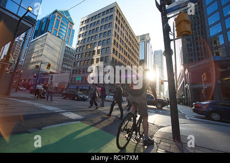 Pendler am frühen Morgen auf den Straßen von Toronto im Sommer Sonnenschein Stockfoto