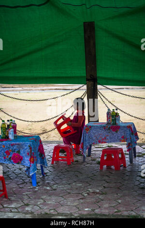 Kleine Mädchen in bunten Bac Ha Markt am Sonntag in der Flower Hmong Minderheit Dorf im Norden von Vietnam Stockfoto