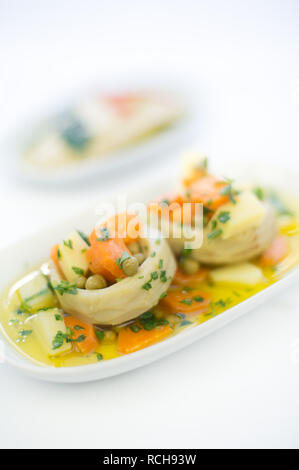 Artischocke Essen Mahlzeit mit Karotten und Kartoffeln besetzt. Diese arthichoke Teller auf isolierte Hintergrund. Lecker lecker lecker Vegetarisch veggie Essen Stockfoto