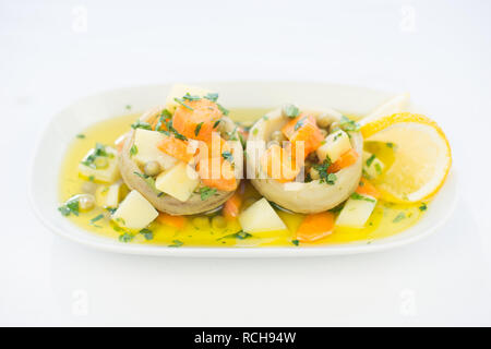 Artischocke Essen Mahlzeit mit Karotten und Kartoffeln besetzt. Diese arthichoke Teller auf isolierte Hintergrund. Lecker lecker lecker Vegetarisch veggie Essen Stockfoto