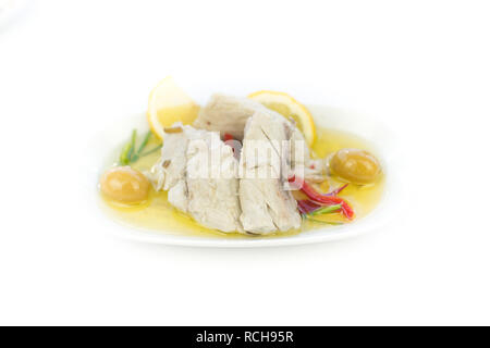 Marinierten fisch Vorspeise. Lecker lecker lecker Fisch Vorspeise. Die fih-Teller auf isolierten weißen Hintergrund. Meeresfrüchte Vorspeise. Stockfoto