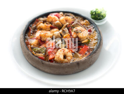 Garnelen Eintopf Auflauf essen. Diese Garnele Eintopf Auflauf Essen auf isolierten Hintergrund. Lecker lecker lecker Gesunde frische Garnelen Eintopf Auflauf Essen Stockfoto