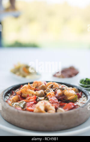 Garnelen Eintopf Auflauf essen. Diese Garnele Eintopf Auflauf Essen auf isolierten Hintergrund. Lecker lecker lecker Gesunde frische Garnelen Eintopf Auflauf Essen Stockfoto