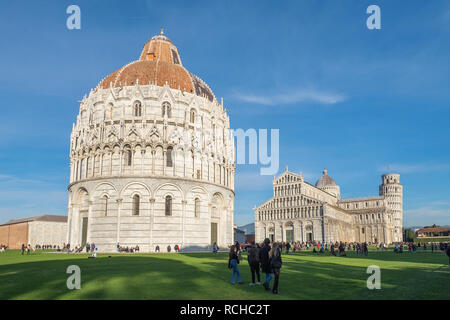 01 Januar, 2019 Pisa, Toskana, Italien - Die Pisa Pisa Baptisterium der Kathedrale und der Schiefe Turm von Pisa im Hintergrund auf einem sonnigen und klaren Tag Stockfoto