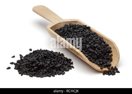 Nigellasamen mit Holzlöffel auf weißem Hintergrund Stockfoto