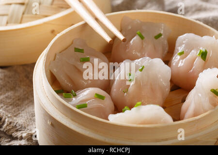 Chinesische prawn dumplings Dim Sum in einem Bambus Steamer auf den Tisch gelegt. Horizontale Stockfoto