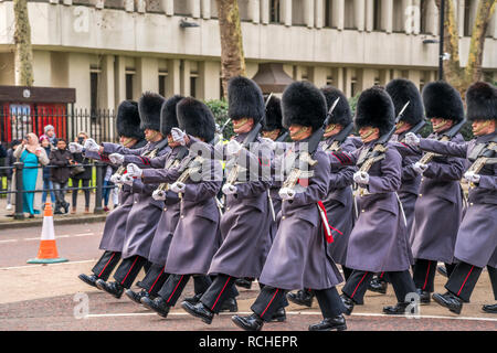 Traditionelle Wachablösung Ändern der Guard vor dem Buckingham Palace, London, Vereinigtes Königreich Großbritannien, Europa | traditionelle Zeremonie Stockfoto