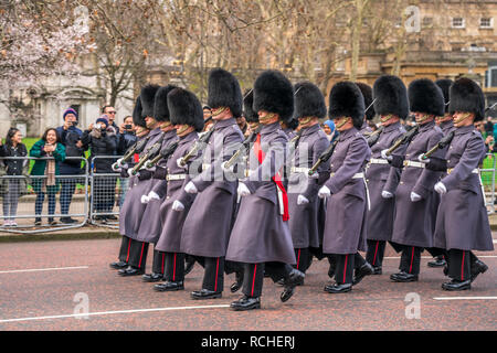 Traditionelle Wachablösung Ändern der Guard vor dem Buckingham Palace, London, Vereinigtes Königreich Großbritannien, Europa | traditionelle Zeremonie Stockfoto