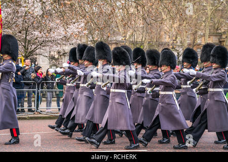 Traditionelle Wachablösung Ändern der Guard vor dem Buckingham Palace, London, Vereinigtes Königreich Großbritannien, Europa | traditionelle Zeremonie Stockfoto