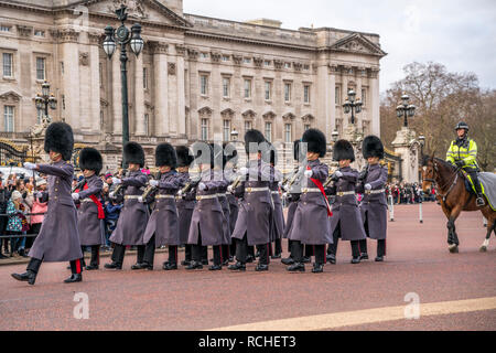 Traditionelle Wachablösung Ändern der Guard vor dem Buckingham Palace, London, Vereinigtes Königreich Großbritannien, Europa | traditionelle Zeremonie Stockfoto