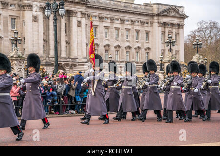 Traditionelle Wachablösung Ändern der Guard vor dem Buckingham Palace, London, Vereinigtes Königreich Großbritannien, Europa | traditionelle Zeremonie Stockfoto