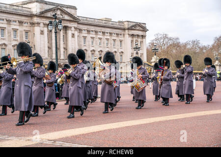 Traditionelle Wachablösung Ändern der Guard vor dem Buckingham Palace, London, Vereinigtes Königreich Großbritannien, Europa | traditionelle Zeremonie Stockfoto