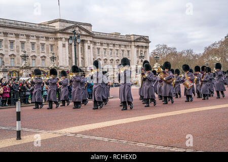 Traditionelle Wachablösung Ändern der Guard vor dem Buckingham Palace, London, Vereinigtes Königreich Großbritannien, Europa | traditionelle Zeremonie Stockfoto