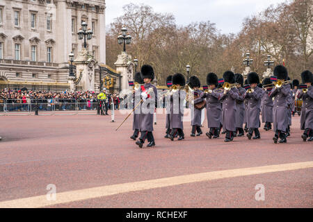 Traditionelle Wachablösung Ändern der Guard vor dem Buckingham Palace, London, Vereinigtes Königreich Großbritannien, Europa | traditionelle Zeremonie Stockfoto