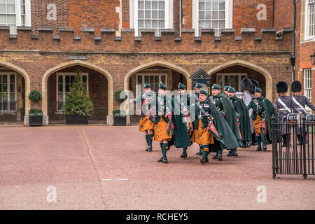 Scots Guards bei der Wachablösung Ändern der Guard, Friary Court, St James's Palace, London, Vereinigtes Königreich Großbritannien, Europa | Schotten Stockfoto