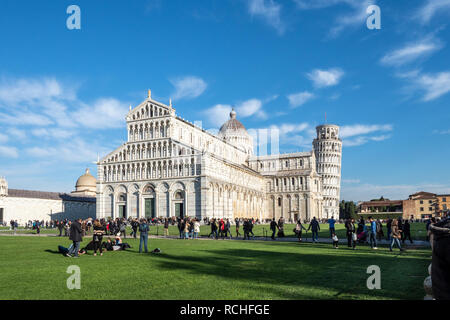 01 Januar, 2019 Pisa, Toskana, Italien - die Kathedrale von Pisa mit dem Schiefen Turm von Pisa im Hintergrund Stockfoto