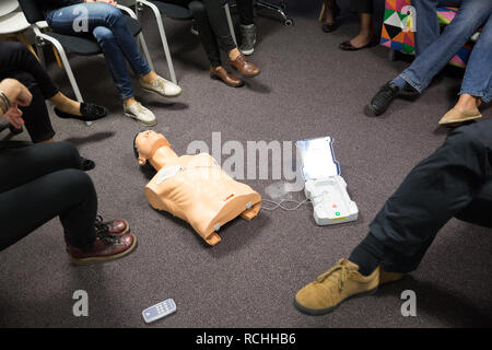 CPR-Kurs mit Hilfe automatisierter externer Defibrillator, AED. Stockfoto