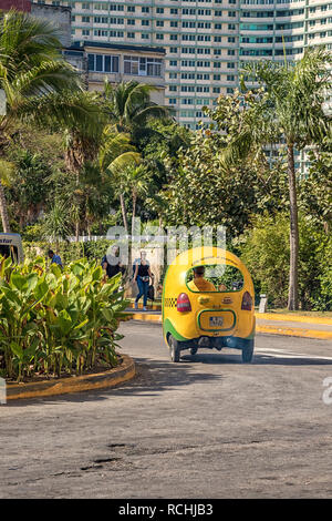 Havanna, Kuba - Dezember 08.2018: Typisch Kubanischen motorbike Taxis sind als Coco Taxi in Havanna, Kuba bekannt. Stockfoto