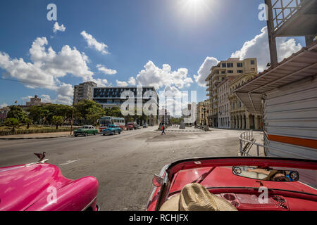 Havanna, Kuba - Dezember 08.2018: Blick von Vintage Cabriolet Auto entlang der berühmten Seaside drive Malecon in Havanna. Road Trip nach Havanna. Stockfoto