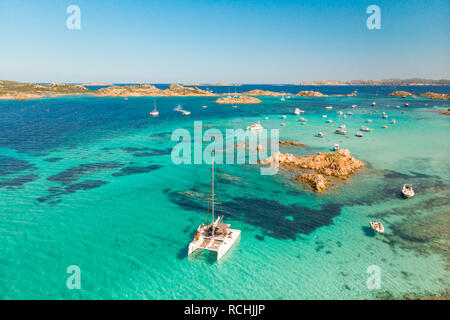 Drone Luftaufnahme von Katamaran Segelboot in Maddalena Archipel, Sardinien, Italien. Stockfoto