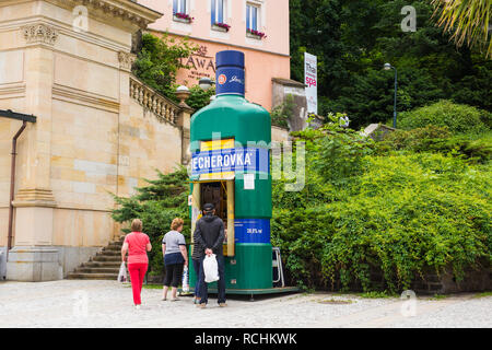 KARLOVY VARY, TSCHECHISCHE REPUBLIK: 13. Juni 2017: Becherovka Kiosk in der Nähe von pramen Svoboda in Karlsbad. Becherovka ist eine traditionelle pflanzliche bitter Likör o Stockfoto