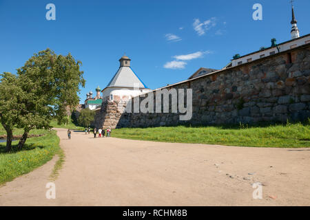 Solowki, der Republik Karelien, Russland - Juni 27, 2018: Blick auf der Annahme Turm und Spaso-Preobrazhensky Solovetsky Kloster. Russland, Archangelsk Stockfoto