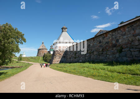 Solowki, der Republik Karelien, Russland - Juni 27, 2018: Blick auf der Annahme Turm und Spaso-Preobrazhensky Solovetsky Kloster. Russland, Archangelsk Stockfoto