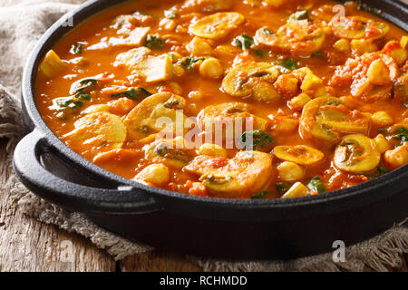 Frisch Pilze curry mit Spinat, Tomaten und Kichererbsen close-up in einer Pfanne gekocht Pan. Horizontale Stockfoto