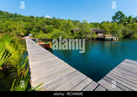 Sommer Landschaft auf der tropischen Insel Koh Kood Insel in Thailand. Landschaft mit Pier von Ao Noi Strand genommen. Stockfoto