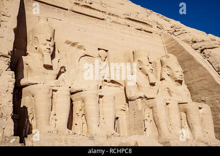 Alte Ruinen von Abu Simbel Tempel in Assuan Ägypten an der Grenze zu Sudan Stockfoto