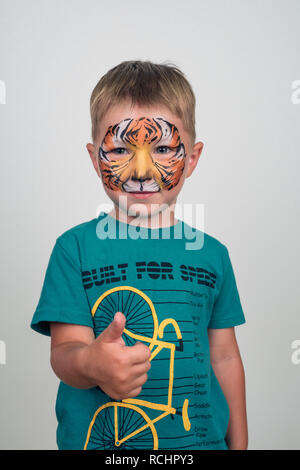 Wenig charmante junge mit einem Tiger Gesicht. aqua Make-up Schminken. Stockfoto