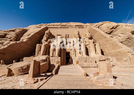 Den Tempeln von Abu Simbel Die zwei massive rock Tempel von Abu Simbel Dorf in Nubien im südlichen Ägypten Stockfoto