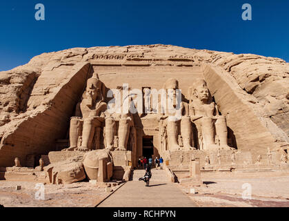 Touristen in Abu Simbel Tempel im alten Ägypten Abu Simbel Stadt in der Nähe von Aswan Stockfoto